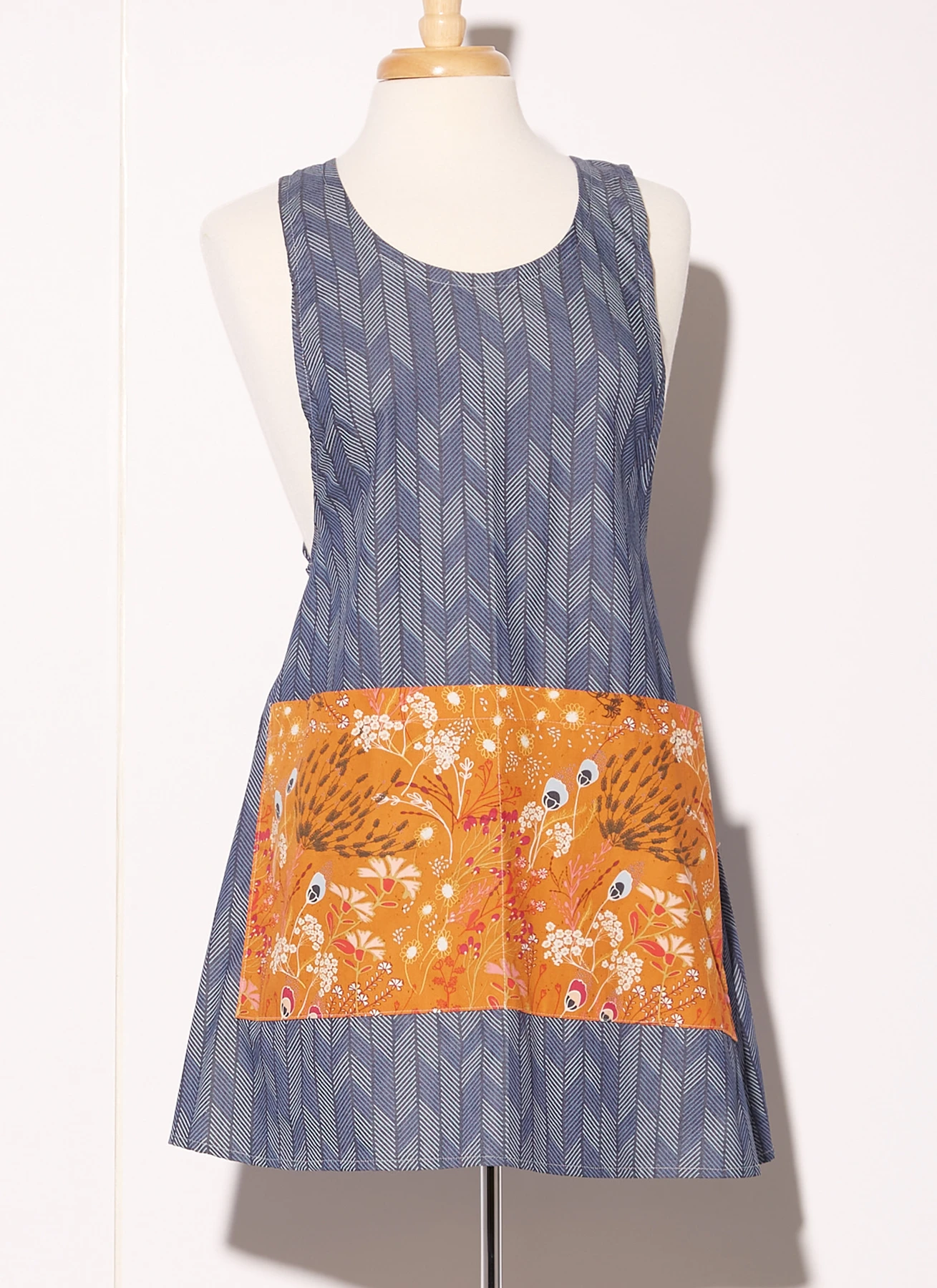 McCall's Sewing Pattern Misses' Aprons 3 McCall's Sewing Pattern Misses' Aprons