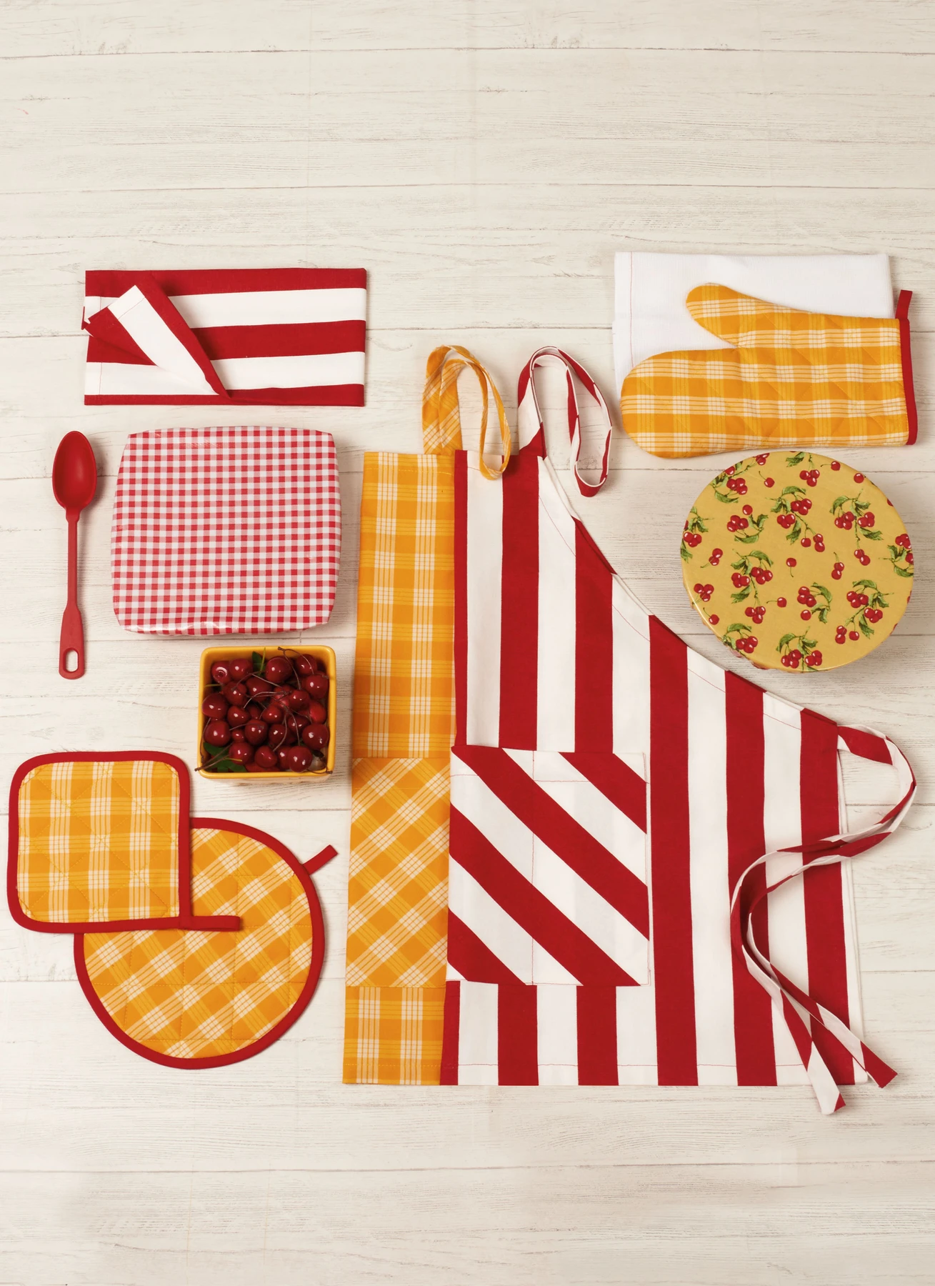 Simplicity Sewing Pattern Apron in One Size and Kitchen Accessories 2 Simplicity Sewing Pattern Apron in One Size and Kitchen Accessories