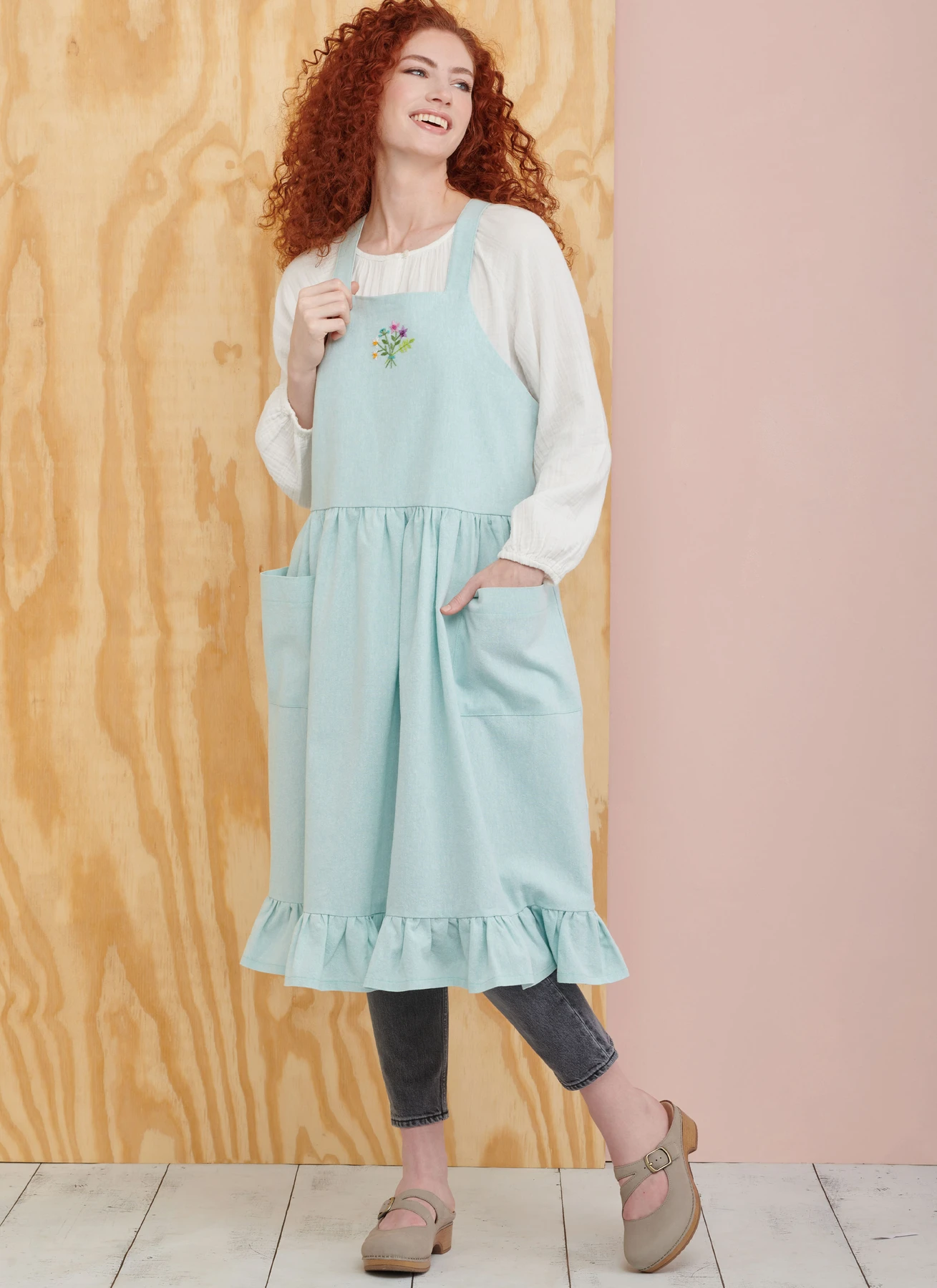 Simplicity Sewing Pattern Misses' Pinafore Aprons and Tote in One Size by Elaine Heigl Designs (PDF) 3 Simplicity Sewing Pattern Misses' Pinafore Aprons and Tote in One Size by Elaine Heigl Designs (PDF)