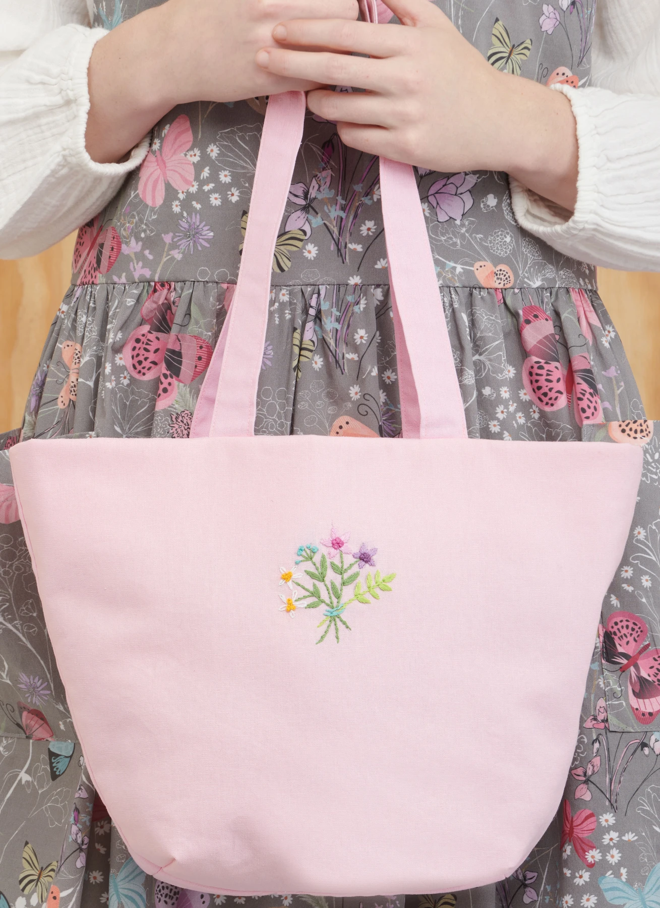 Simplicity Sewing Pattern Misses' Pinafore Aprons and Tote in One Size by Elaine Heigl Designs (PDF) 4 Simplicity Sewing Pattern Misses' Pinafore Aprons and Tote in One Size by Elaine Heigl Designs (PDF)