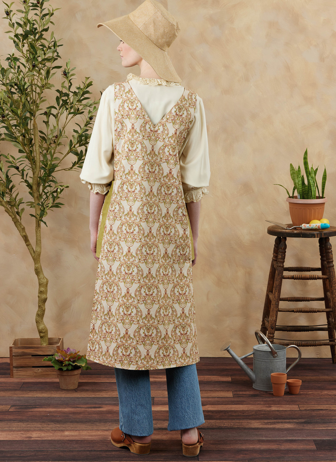 Simplicity Sewing Pattern Misses' Reversible Cobbler Apron and Hat in Three Sizes S, M and L 7 Simplicity Sewing Pattern Misses' Reversible Cobbler Apron and Hat in Three Sizes S, M and L