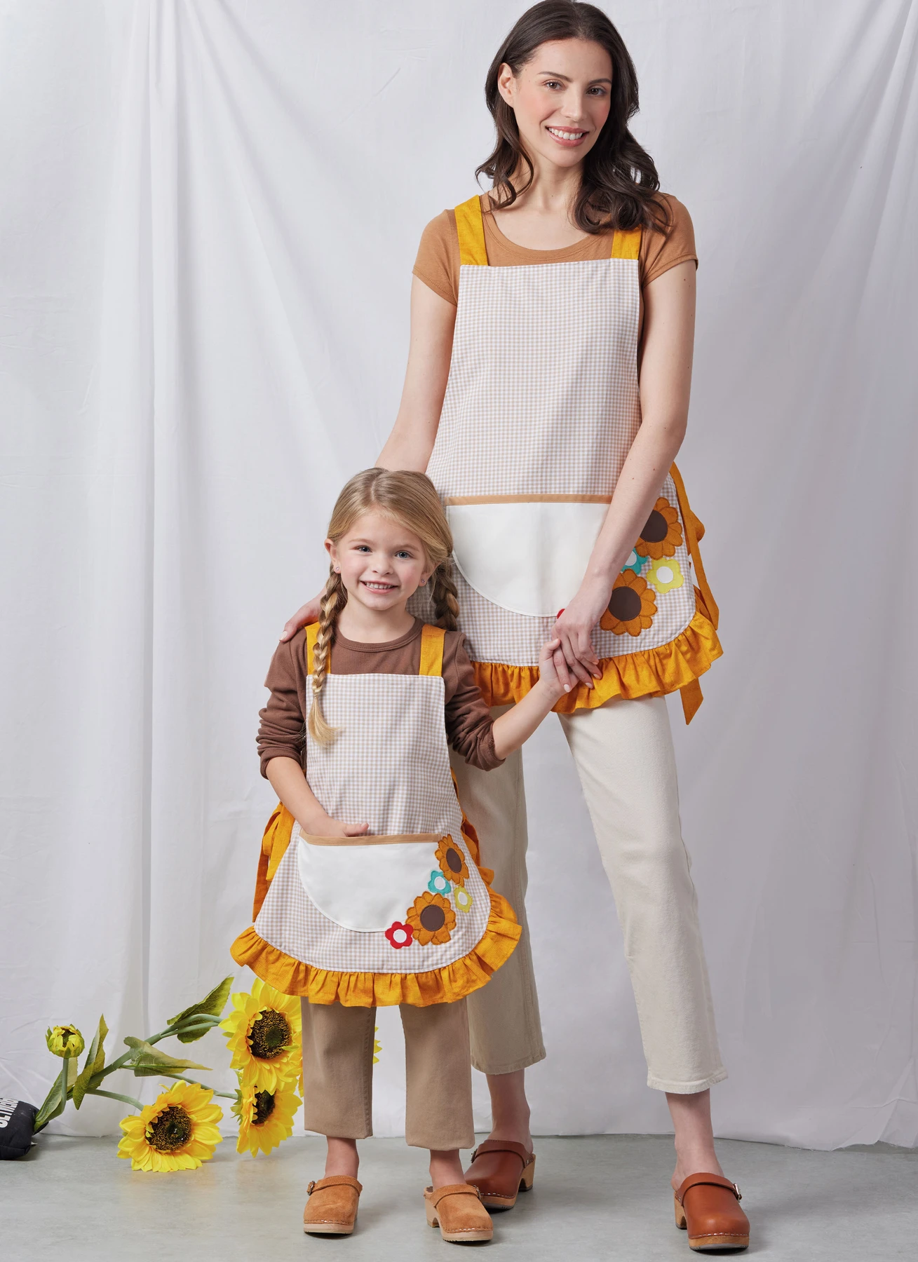 Simplicity Sewing Pattern Children and Misses' Aprons and Kitchen Accessories 2 Simplicity Sewing Pattern Children and Misses' Aprons and Kitchen Accessories