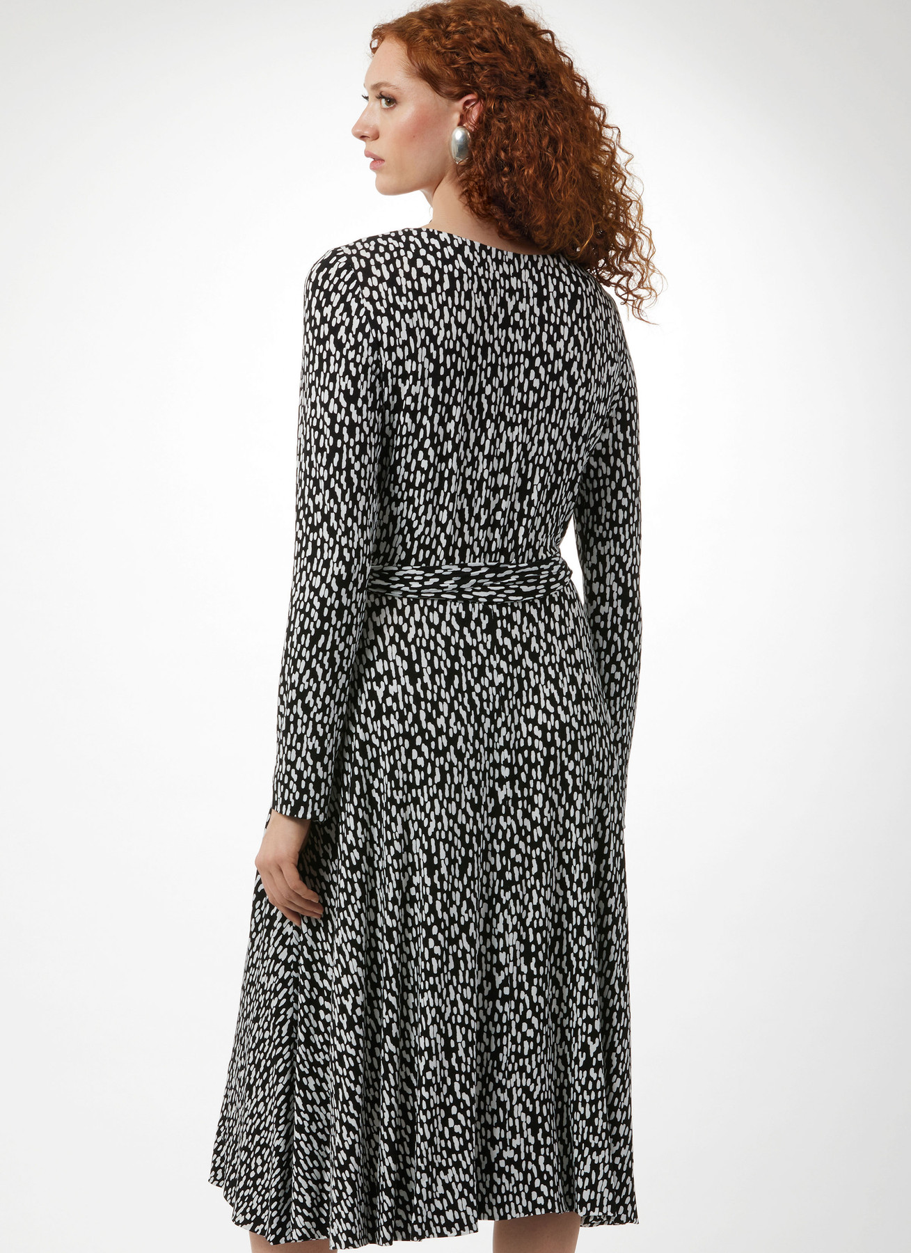 Vogue Patterns 1970s Misses' Reversible Front and Back Wrap Dress by Diane Von Furstenberg 11 Vogue Patterns 1970s Misses' Reversible Front and Back Wrap Dress by Diane Von Furstenberg